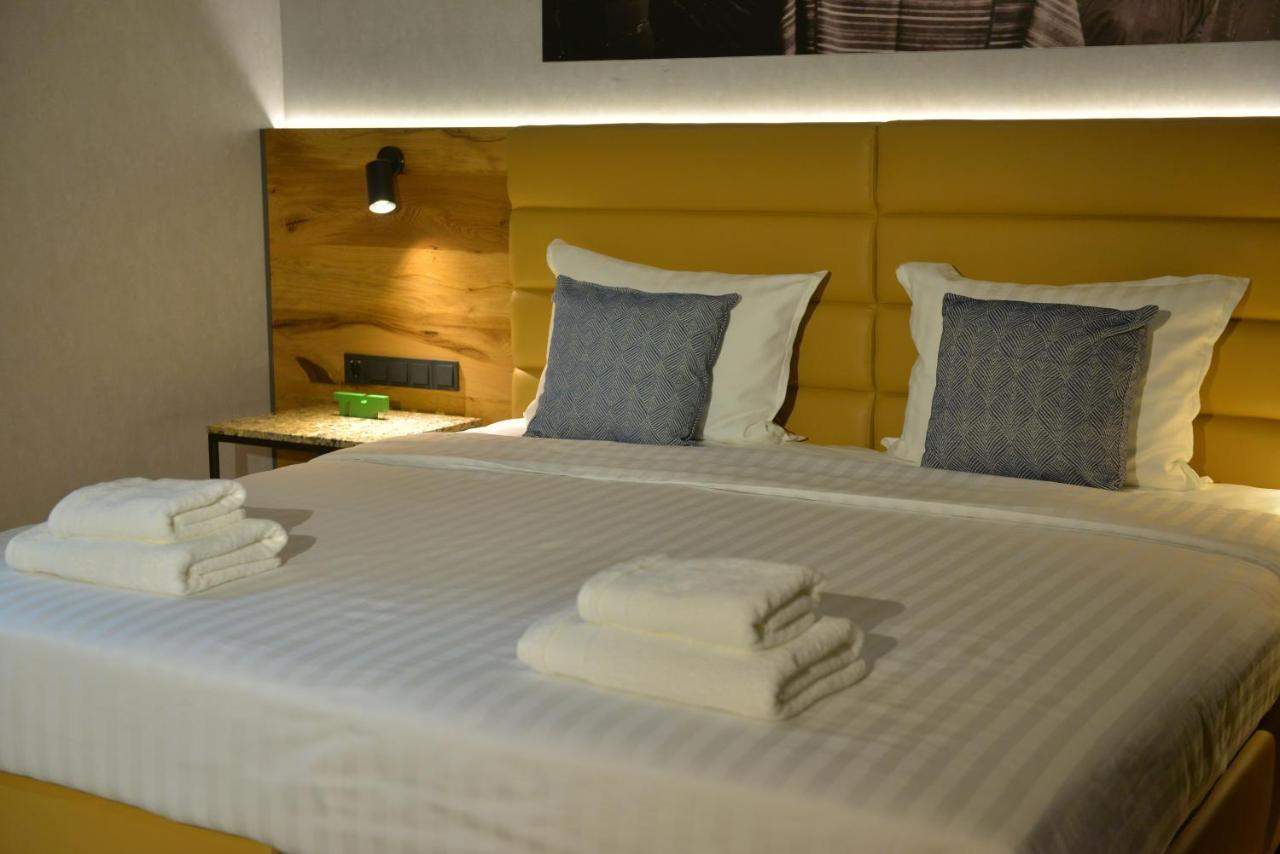 Mk Hotel Tirana Rinas Екстериор снимка A bed with a headboard