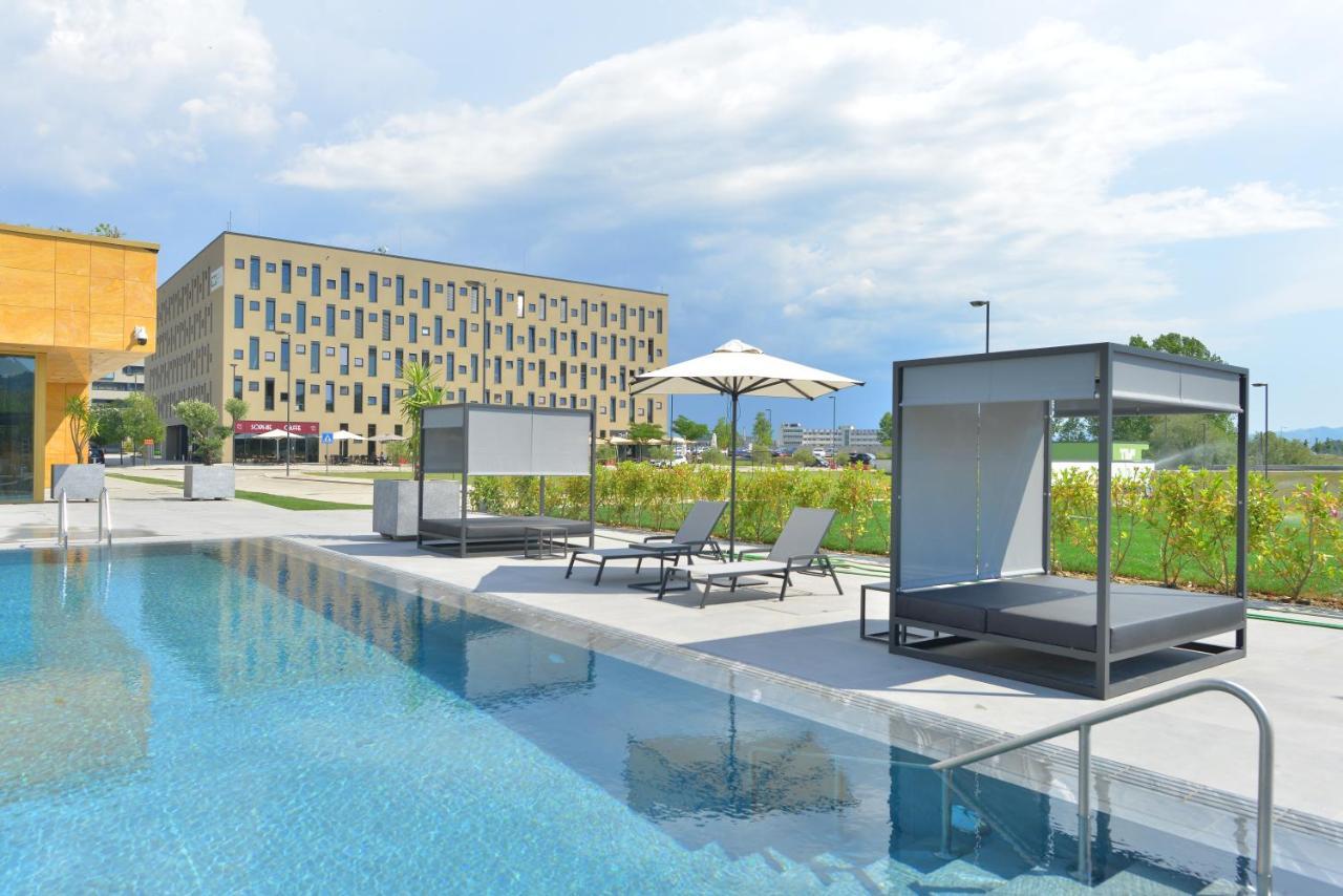 Mk Hotel Tirana Rinas Екстериор снимка The swimming pool at the hotel
