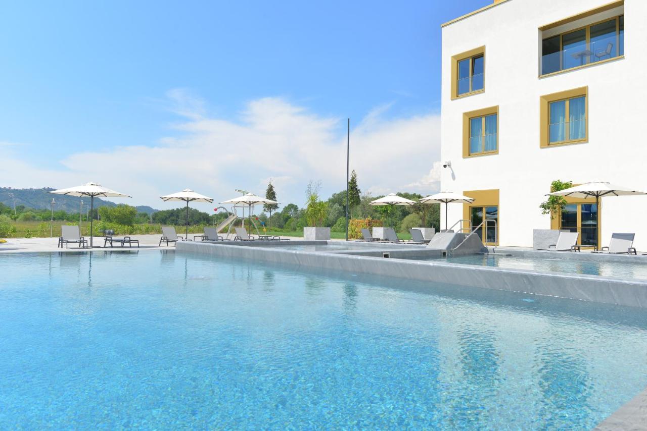 Mk Hotel Tirana Rinas Екстериор снимка The outdoor pool at the Hotel