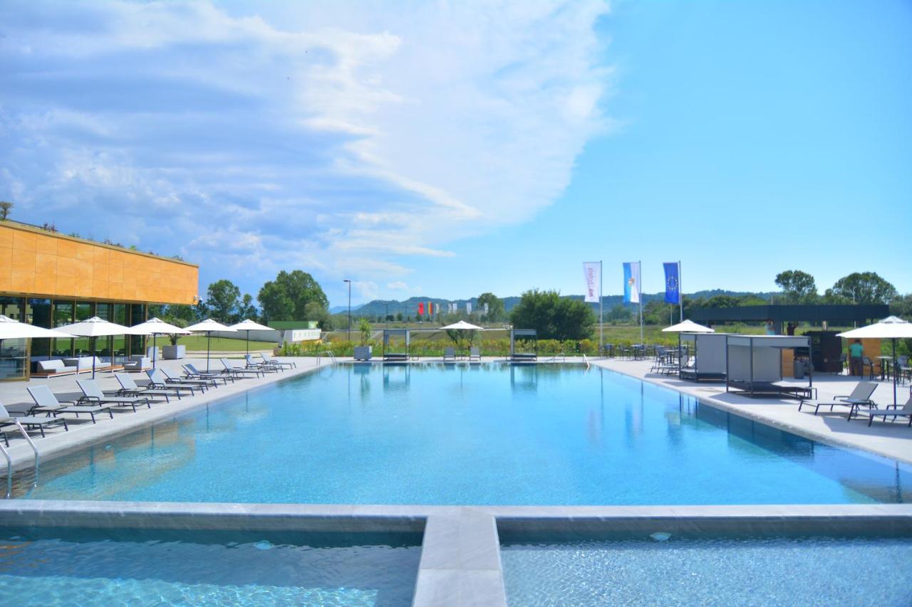 Mk Hotel Tirana Rinas Екстериор снимка The swimming pool at the complex