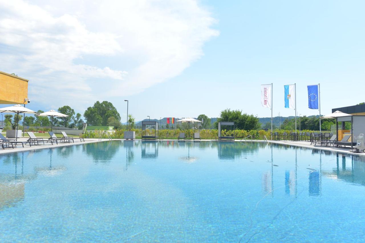 Mk Hotel Tirana Rinas Екстериор снимка The swimming pool at the resort