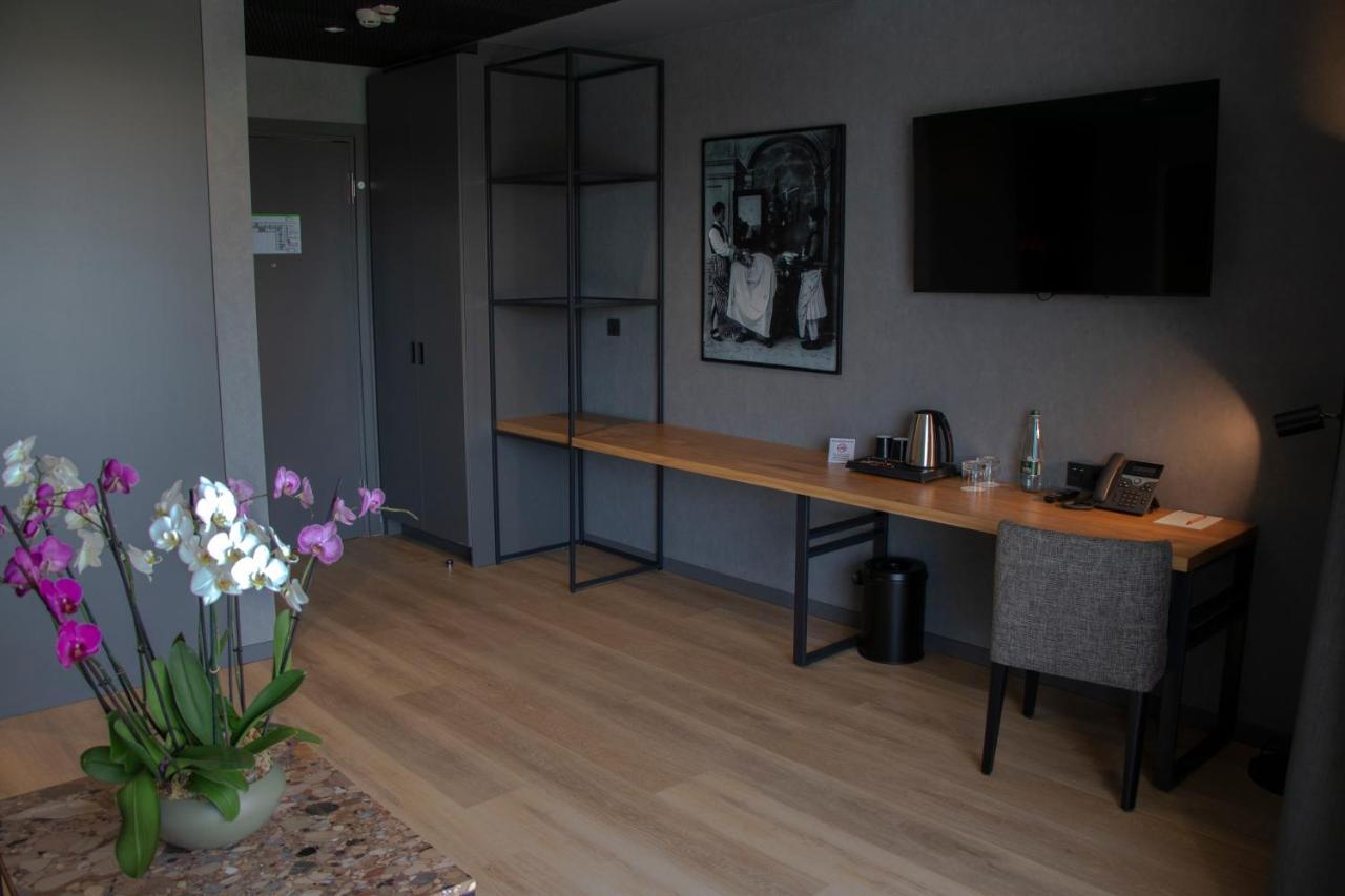 Mk Hotel Tirana Rinas Екстериор снимка A room at the hotel