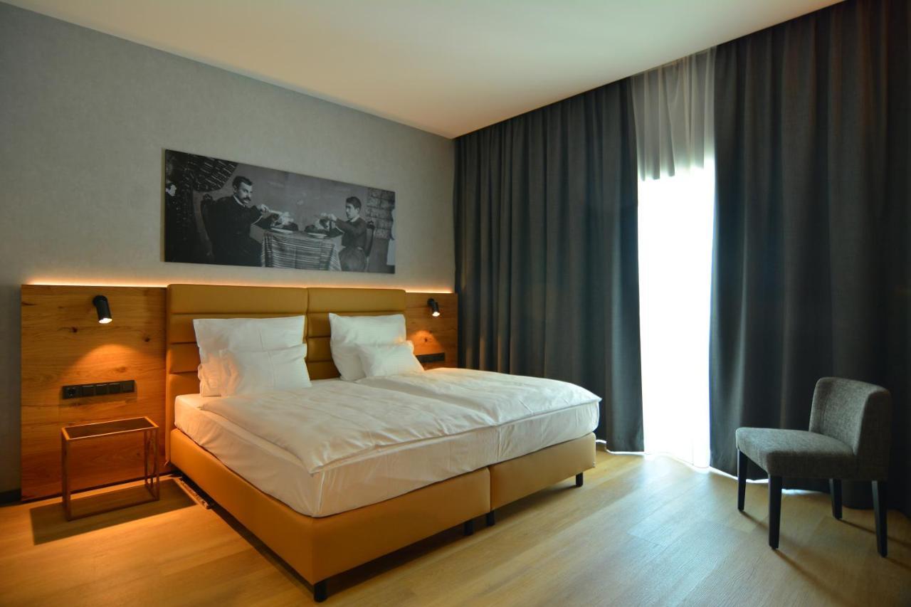 Mk Hotel Tirana Rinas Екстериор снимка A room at the Hotel de la Poste